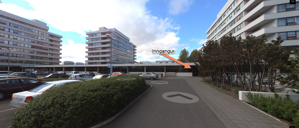 Inngangur í Hátún 10 er hægra megin við bílastæðin við Hátúnsblokkirnar